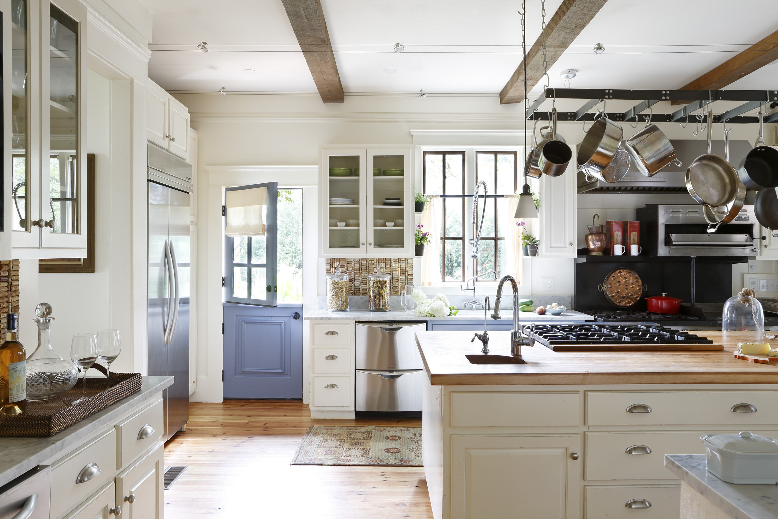 Margaret Kirkland Interiors kitchen in Grant Park, photo by Mali Azima
